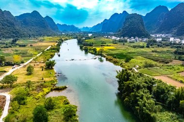 Çin 'in Guangxi bölgesindeki Yangshuo yakınlarındaki Yulong Nehri' nin havadan görünüşü.
