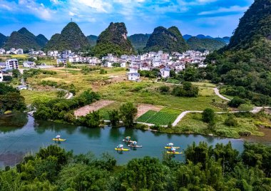 Çin 'in Guangxi bölgesindeki Yangshuo yakınlarındaki Yulong Nehri' nin havadan görünüşü.