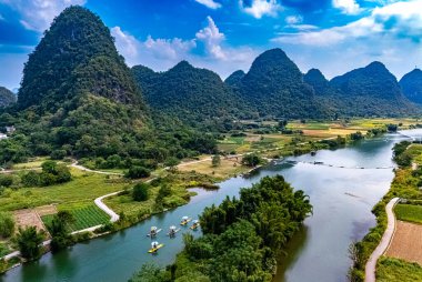 Çin 'in Guangxi bölgesindeki Yangshuo yakınlarındaki Yulong Nehri' nin havadan görünüşü.