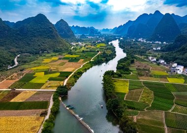 Çin 'in Guangxi bölgesindeki Yangshuo yakınlarındaki Yulong Nehri' nin havadan görünüşü.