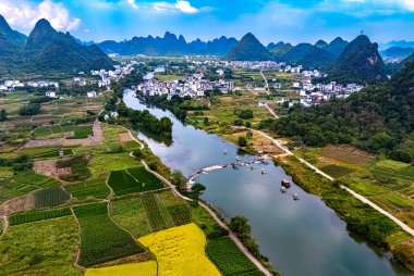 Çin 'in Guangxi bölgesindeki Yangshuo yakınlarındaki Yulong Nehri' nin havadan görünüşü.