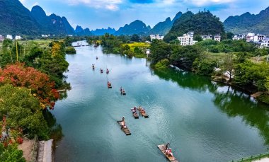 Çin 'in Guangxi bölgesindeki Yangshuo yakınlarındaki Yulong Nehri' nin havadan görünüşü.