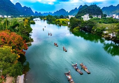 Çin 'in Guangxi bölgesindeki Yangshuo yakınlarındaki Yulong Nehri' nin havadan görünüşü.