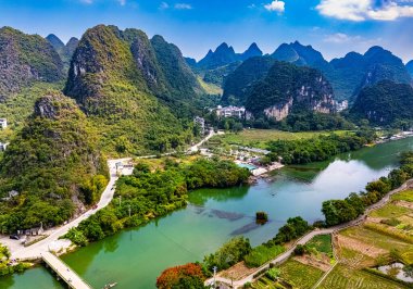 Çin 'in Guangxi bölgesindeki Yangshuo yakınlarındaki Yulong Nehri' nin havadan görünüşü.