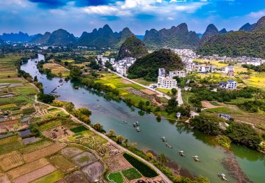 Çin 'in Guangxi bölgesindeki Yangshuo yakınlarındaki Yulong Nehri' nin havadan görünüşü.