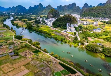 Çin 'in Guangxi bölgesindeki Yangshuo yakınlarındaki Yulong Nehri' nin havadan görünüşü.
