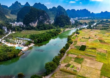 Çin 'in Guangxi bölgesindeki Yangshuo yakınlarındaki Yulong Nehri' nin havadan görünüşü.