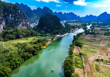 Çin 'in Guangxi bölgesindeki Yangshuo yakınlarındaki Yulong Nehri' nin havadan görünüşü.