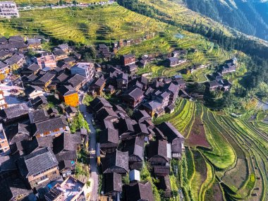 Guizhou, Çin 'deki Congjiang County' deki Jiabang Rice Terasları 'nın hava manzarası.