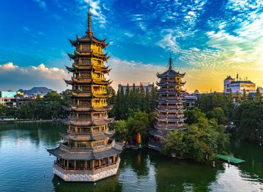 Guilin, Guangxi, Çin 'deki Shan Gölü' nde Güneş ve Ay Pagodaları
