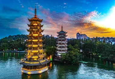 Guilin, Guangxi, Çin 'deki Shan Gölü' nde Güneş ve Ay Pagodaları