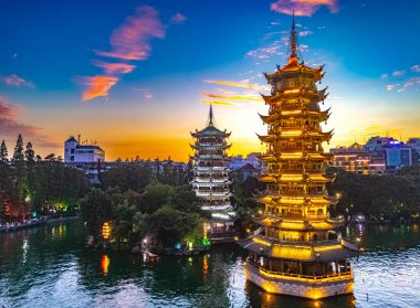 Guilin, Guangxi, Çin 'deki Shan Gölü' nde Güneş ve Ay Pagodaları