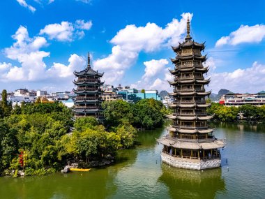 Guilin, Guangxi, Çin 'deki Shan Gölü' nde Güneş ve Ay Pagodaları