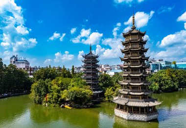 Guilin, Guangxi, Çin 'deki Shan Gölü' nde Güneş ve Ay Pagodaları