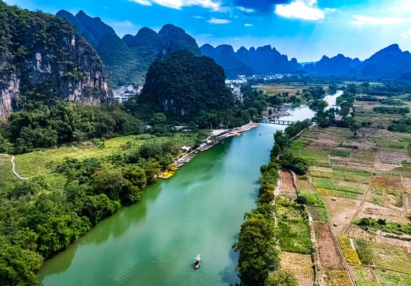 Çin 'in Guangxi bölgesindeki Yangshuo yakınlarındaki Yulong Nehri' nin havadan görünüşü.