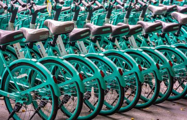 Guangzhou, Çin - 12 Ocak 2025 Guangzhou şehir merkezinde limansız bisikletler