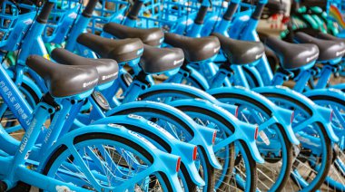 Guangzhou, Çin - 12 Ocak 2025 Guangzhou şehir merkezinde limansız bisikletler