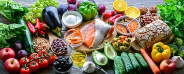 Akdeniz diyetini temsil eden gıda ürünleri.