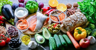 Akdeniz diyetini temsil eden gıda ürünleri.