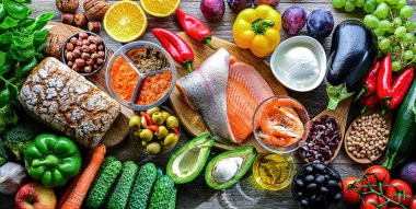 Akdeniz diyetini temsil eden gıda ürünleri.