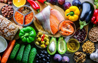 Akdeniz diyetini temsil eden gıda ürünleri.