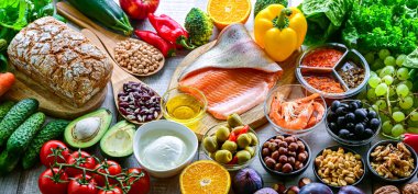 Akdeniz diyetini temsil eden gıda ürünleri.