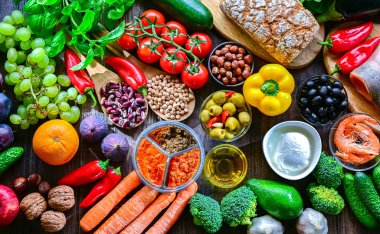 Akdeniz diyetini temsil eden gıda ürünleri.