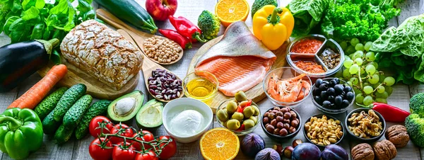 Akdeniz diyetini temsil eden gıda ürünleri.