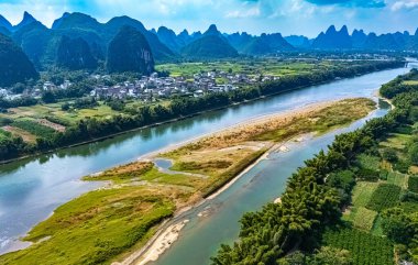 Çin 'in Guangxi Bölgesi' ndeki Yangshuo yakınlarında karst tepeleri olan Li Nehri 'nin havadan görünüşü.