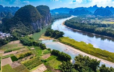 Çin 'in Guangxi Bölgesi' ndeki Yangshuo yakınlarında karst tepeleri olan Li Nehri 'nin havadan görünüşü.