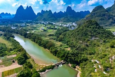 Çin 'in Guangxi Bölgesi' ndeki Yangshuo yakınlarında karst tepeleri olan Li Nehri 'nin havadan görünüşü.