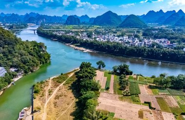 Çin 'in Guangxi Bölgesi' ndeki Yangshuo yakınlarında karst tepeleri olan Li Nehri 'nin havadan görünüşü.