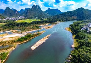 Çin 'in Guangxi Bölgesi' ndeki Yangshuo yakınlarında karst tepeleri olan Li Nehri 'nin havadan görünüşü.