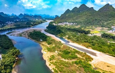 Çin 'in Guangxi Bölgesi' ndeki Yangshuo yakınlarında karst tepeleri olan Li Nehri 'nin havadan görünüşü.