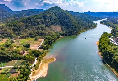 Çin 'in Guangxi Bölgesi' ndeki Yangshuo yakınlarında karst tepeleri olan Li Nehri 'nin havadan görünüşü.