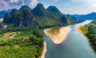 Çin 'in Guangxi Bölgesi' ndeki Yangshuo yakınlarında karst tepeleri olan Li Nehri 'nin havadan görünüşü.