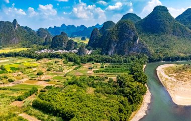 Çin 'in Guangxi Bölgesi' ndeki Yangshuo yakınlarında karst tepeleri olan Li Nehri 'nin havadan görünüşü.
