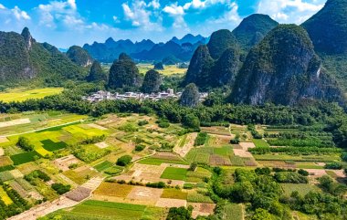 Çin 'in Guangxi Bölgesi' ndeki Yangshuo yakınlarında karst tepeleri olan Li Nehri 'nin havadan görünüşü.