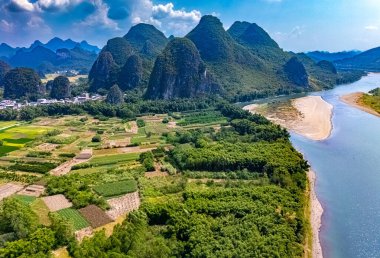 Çin 'in Guangxi Bölgesi' ndeki Yangshuo yakınlarında karst tepeleri olan Li Nehri 'nin havadan görünüşü.