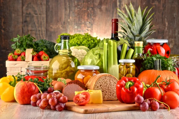 Samenstelling met verscheidenheid van biologisch voedsel — Stockfoto