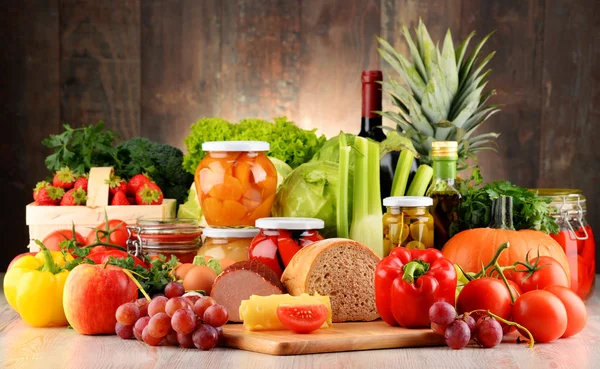 Samenstelling met verscheidenheid van biologisch voedsel — Stockfoto