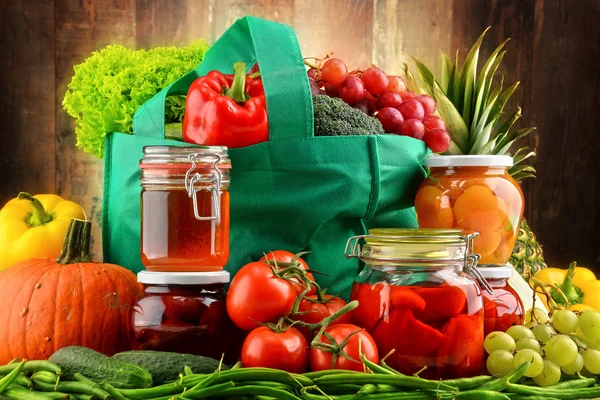 Komposisi dengan tas belanja dan makanan organik — Stok Foto