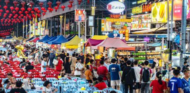 KUALA LUMPUR, MALAYSIA - 28 Mayıs 2025: Malezya 'nın Kuala Lumpur bölgesindeki Bukit Bintang bölgesinde Jalan Alor pazarında sokak yemekleri satıldı