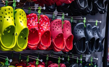 PHUKET, THAILAND - 22 Mayıs 2025: Tayland, Pkuket 'teki bir mağazada timsah ayakkabıları sergilendi