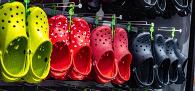 PHUKET, THAILAND - 22 Mayıs 2025: Tayland, Pkuket 'teki bir mağazada timsah ayakkabıları sergilendi