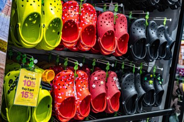 PHUKET, THAILAND - 22 Mayıs 2025: Tayland, Pkuket 'teki bir mağazada timsah ayakkabıları sergilendi