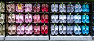 PHUKET, THAILAND - 22 Mayıs 2025: Tayland, Pkuket 'teki bir mağazada timsah ayakkabıları sergilendi