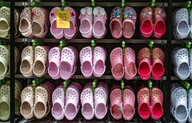 PHUKET, THAILAND - 22 Mayıs 2025: Tayland, Pkuket 'teki bir mağazada timsah ayakkabıları sergilendi