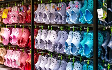 PHUKET, THAILAND - 22 Mayıs 2025: Tayland, Pkuket 'teki bir mağazada timsah ayakkabıları sergilendi