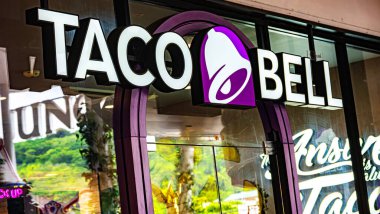 PHUKET, THAILAND - 22 Mayıs 2025: Phuket, Tayland 'daki Taco Bell restoranı